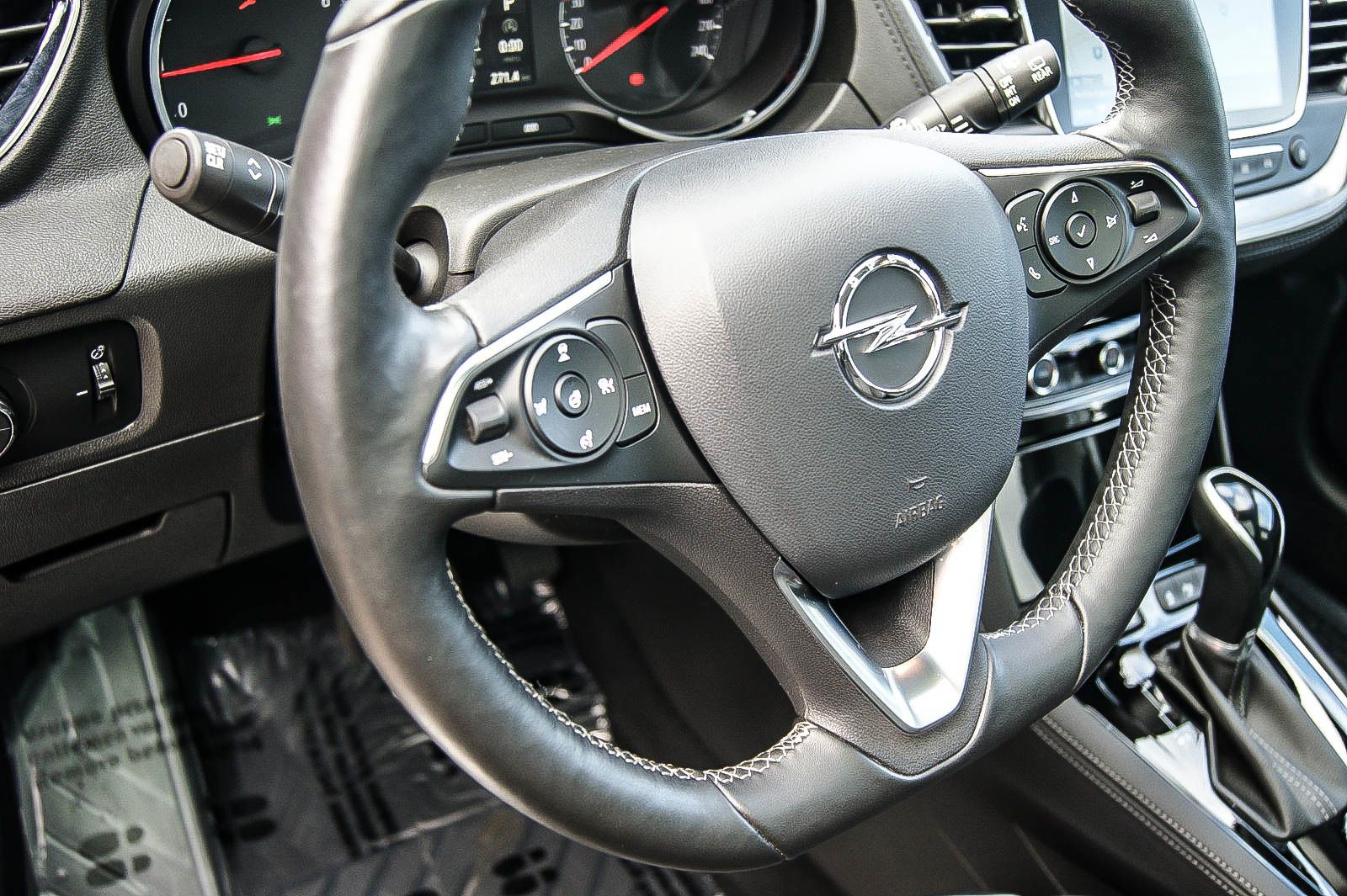 Fahrzeugabbildung Opel Grandland X 1.6 Ultimate Aut. PANORAMA LEDER ACC