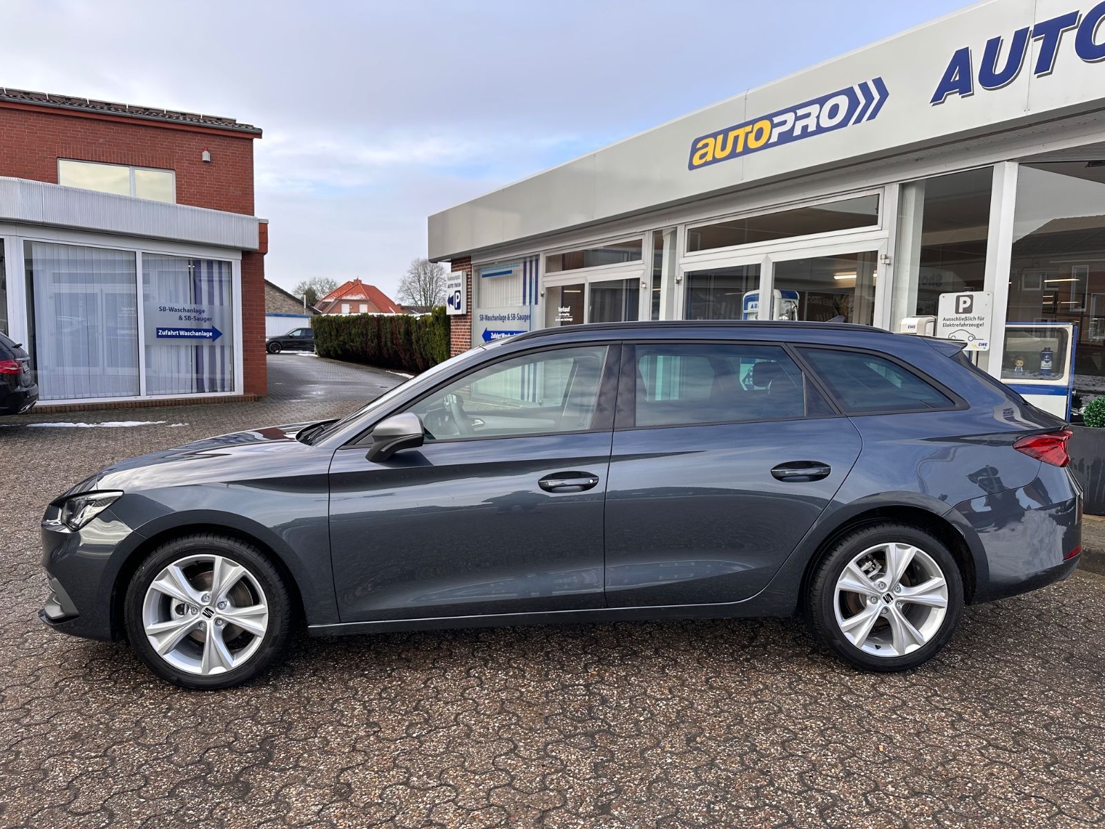 Fahrzeugabbildung SEAT Leon ST 1.5 eTSI FR DSG LED/GRA/SHZ/Kamera/APP