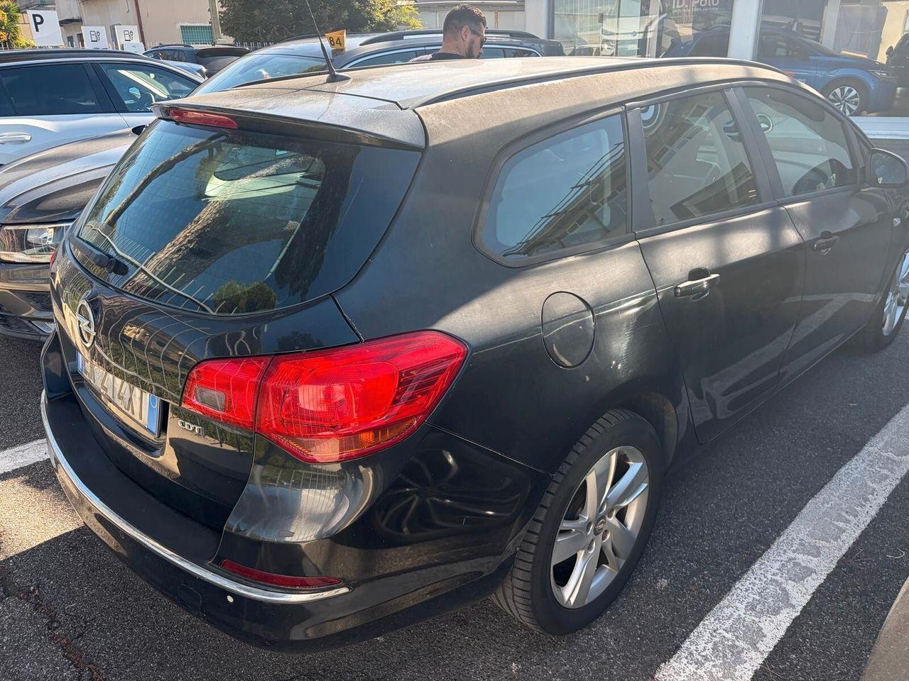 Opel Astra 2013 — салон