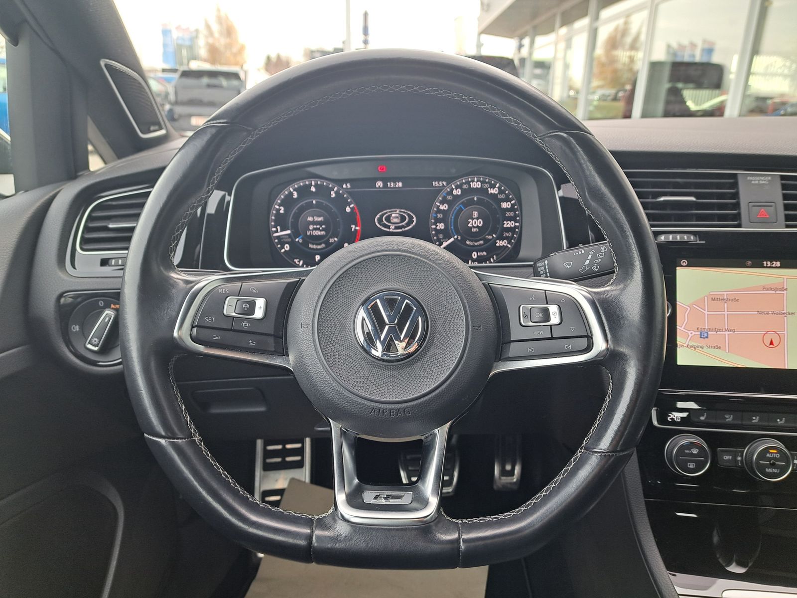 Fahrzeugabbildung Volkswagen Golf 2x R-LINE 1.5TSI DSG LED DYNAUDIO-SOUND ACC