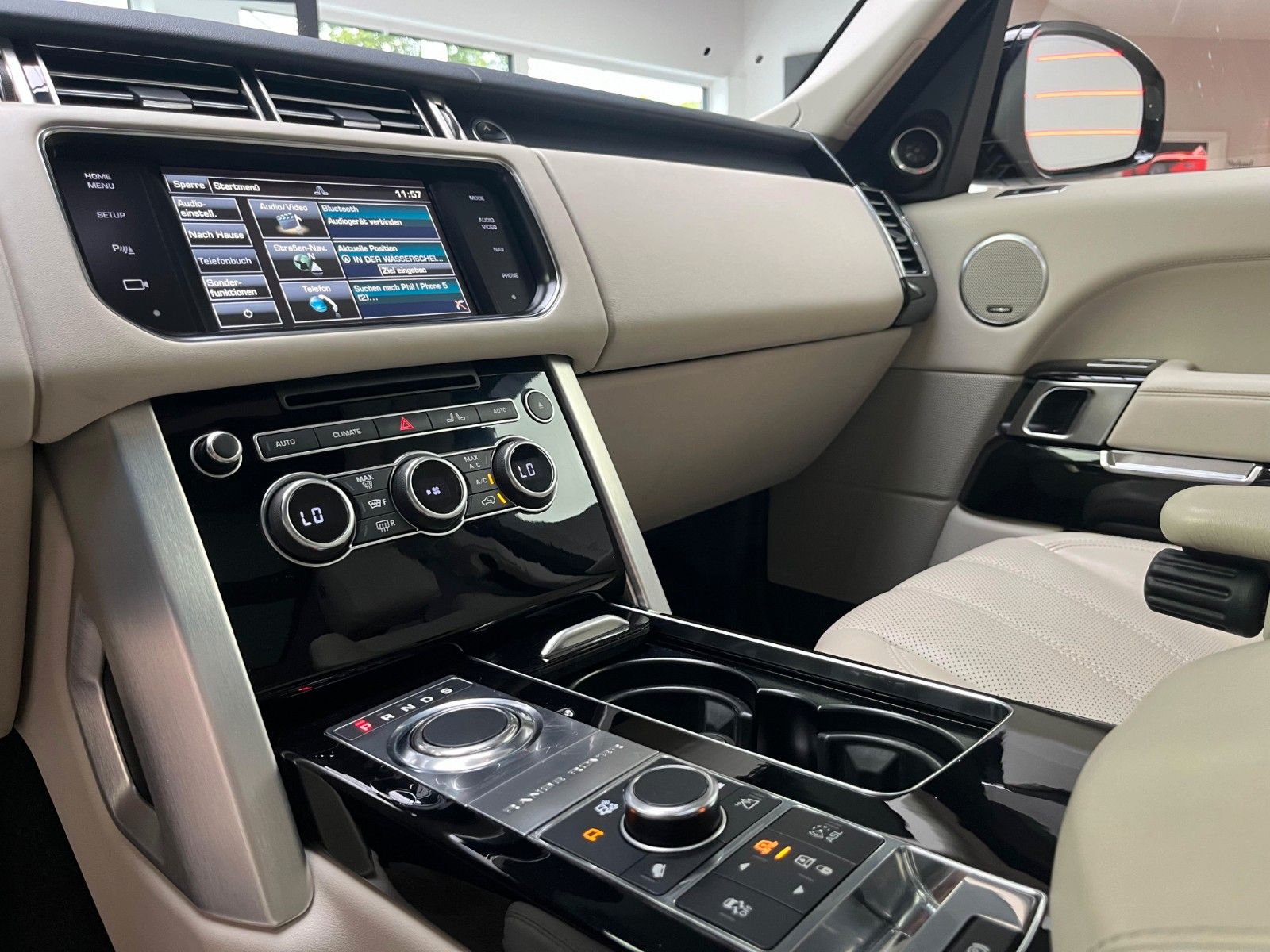 Fahrzeugabbildung Land Rover Range Rover Vogue 4.4 SDV8*Pano*AHK*