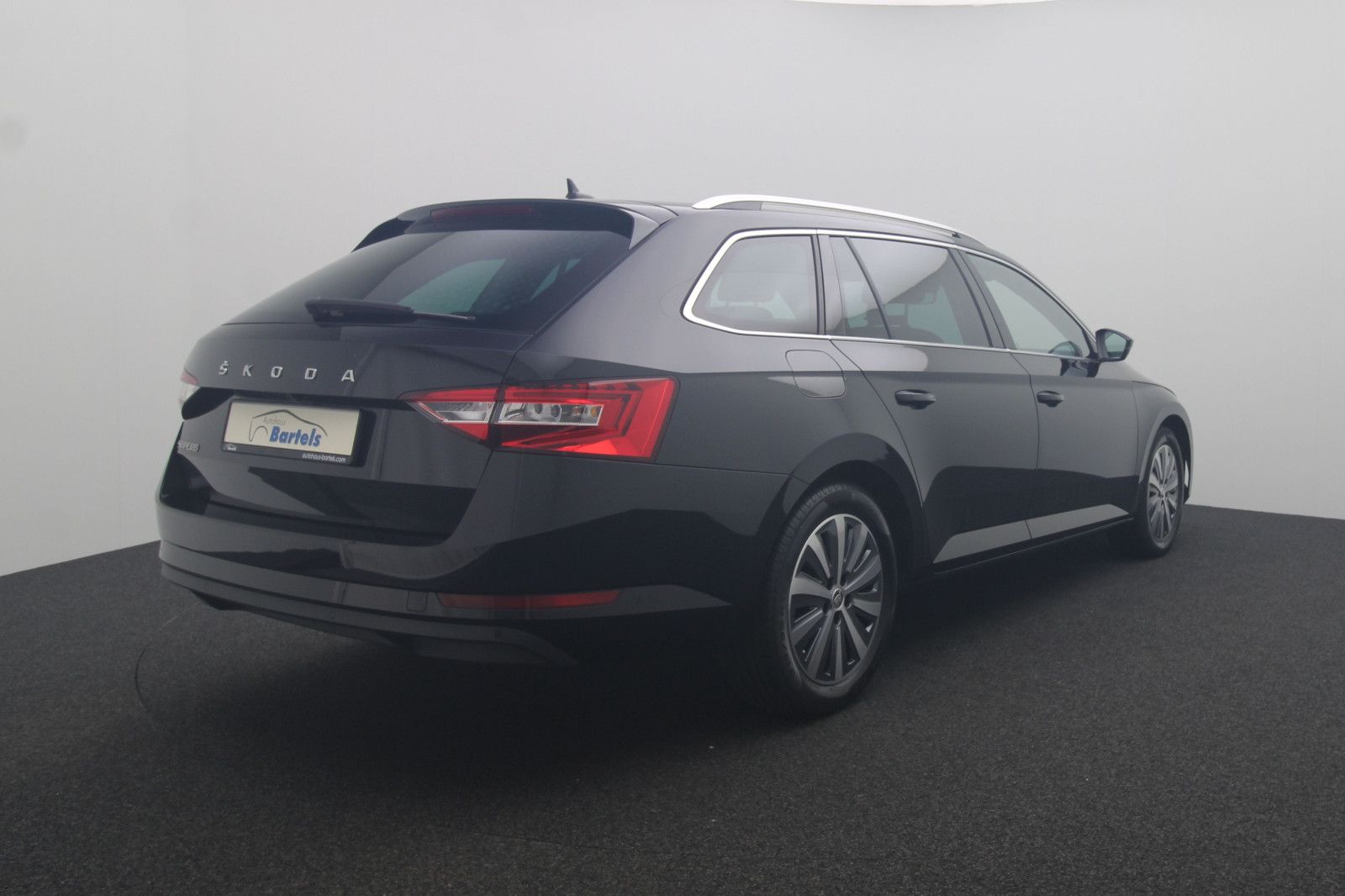 Fahrzeugabbildung SKODA Superb Combi Ambition LED ACC Navi DSG