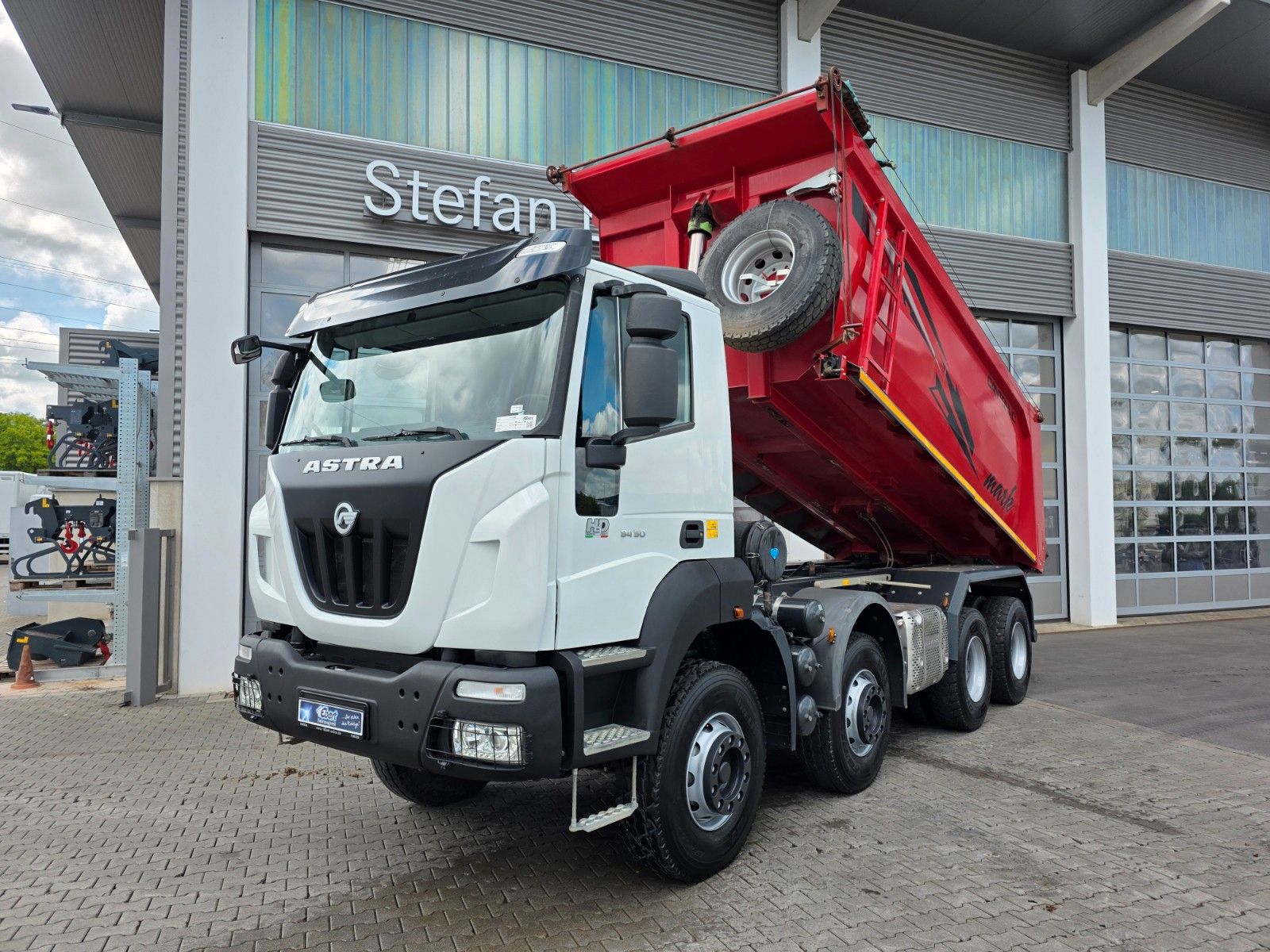 Fahrzeugabbildung Iveco Astra HD9 84.50-80 8x4 Muldenkipper Schalter