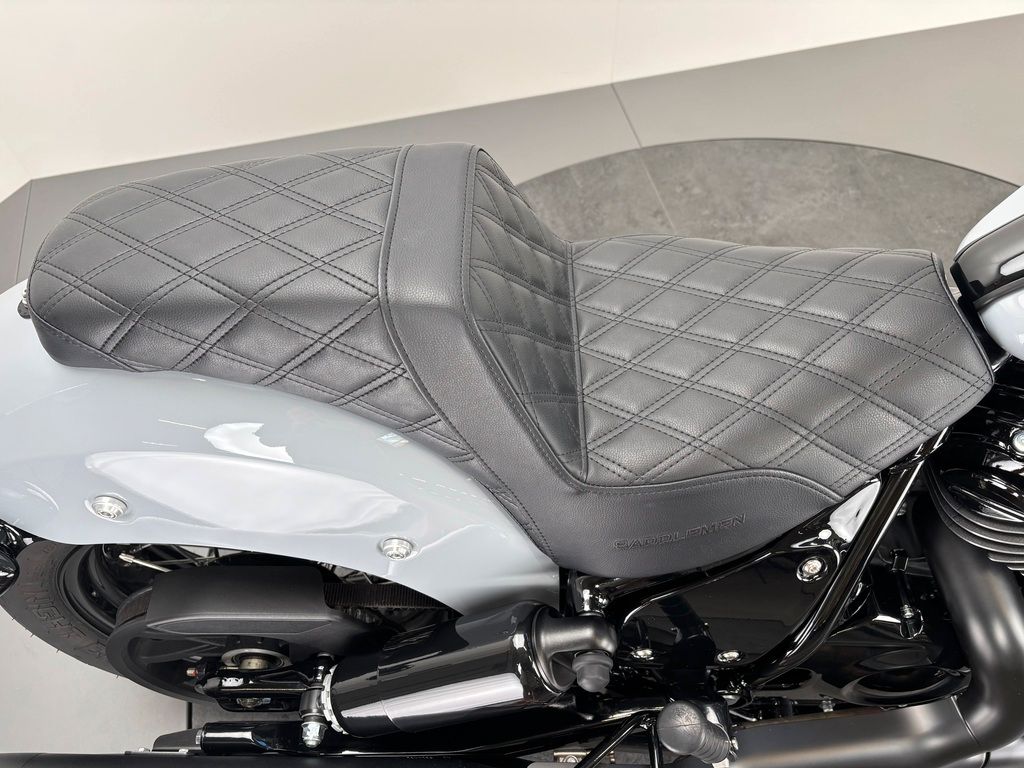 Fahrzeugabbildung Indian CHIEF BOBBER DARK HORSE *JEKILL & HYDE*