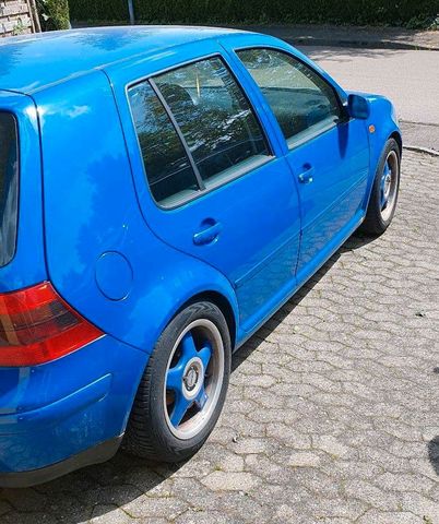 Volkswagen Vw Golf 4 Vr5 AGZ 2.3l baujahr 1999 in Jaz...