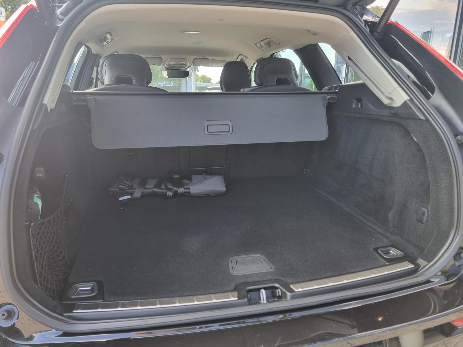Fahrzeugabbildung Volvo XC60 B4 D Core 'Ganzjahresreifen, Google Maps'