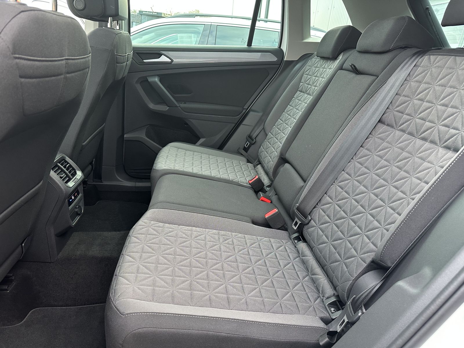 Fahrzeugabbildung Volkswagen Tiguan 2.0 TDI DSG Life NAV+LED+AHK+PANO+17ZO+PP
