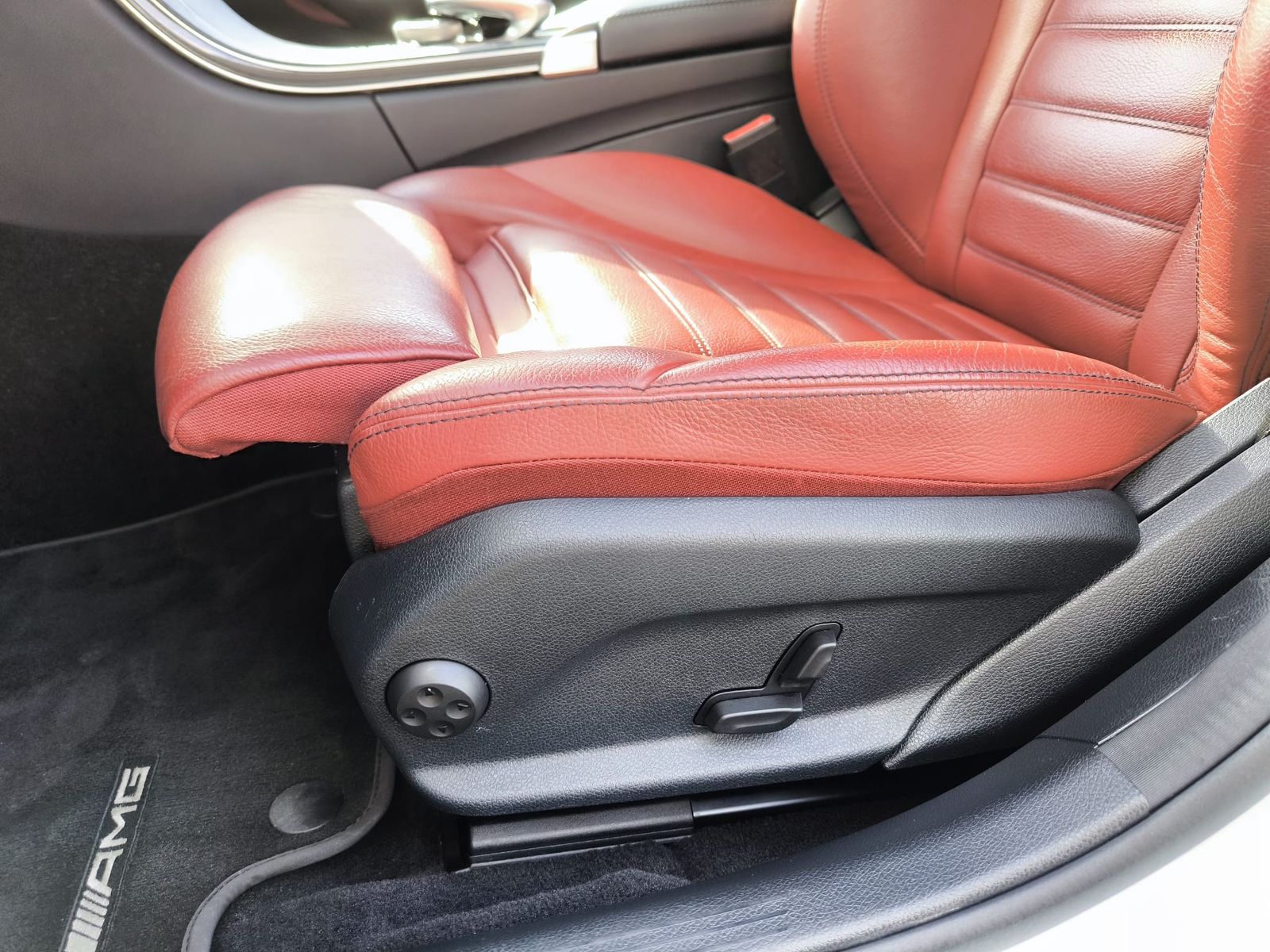 Fahrzeugabbildung Mercedes-Benz C 300e 9G 2X AMG Line >PANOR+NIGHT+NAVI+LED+SHZ+