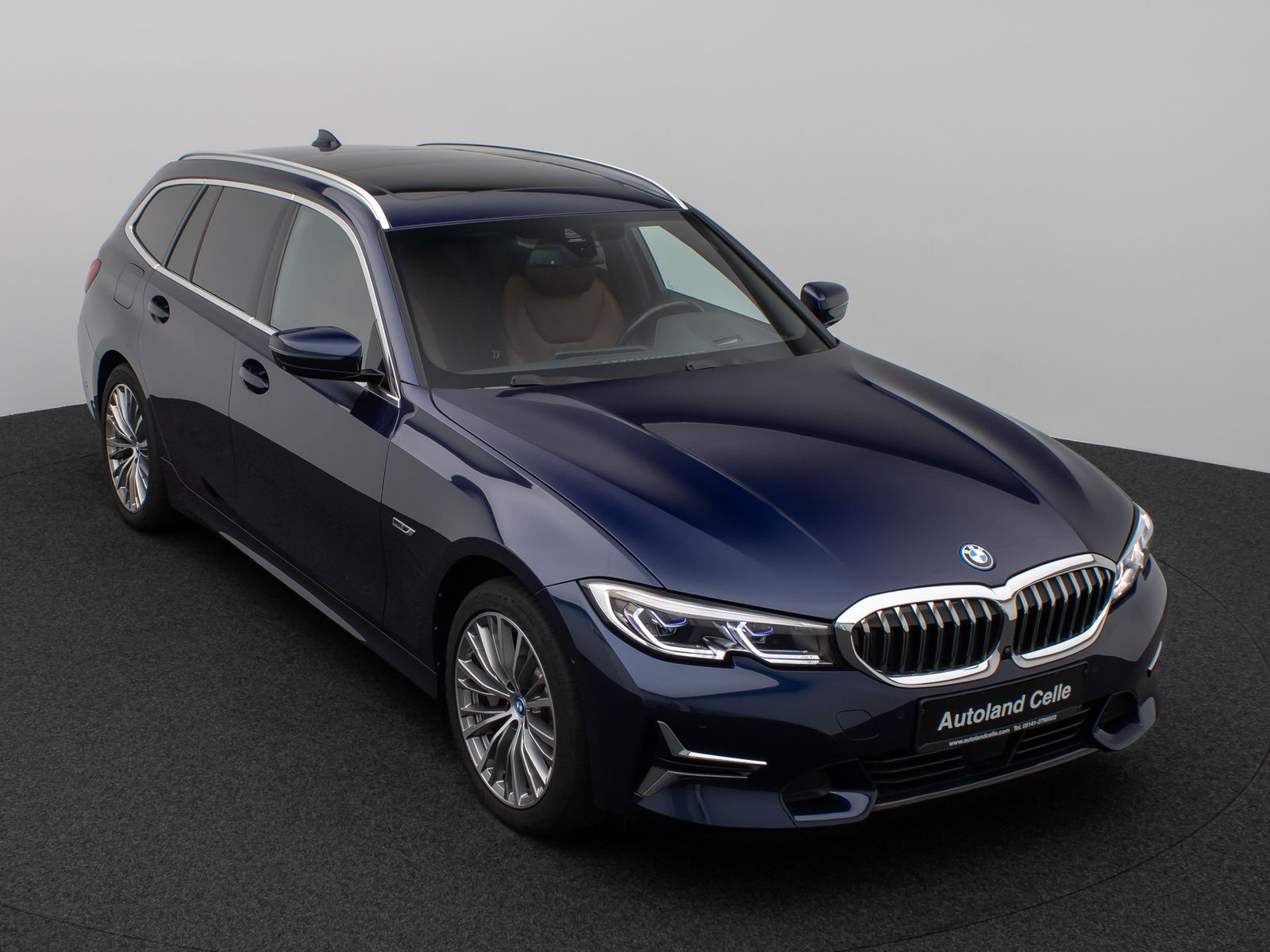 Fahrzeugabbildung BMW 330e xD Luxury Line Panorama HUD Individual Voll