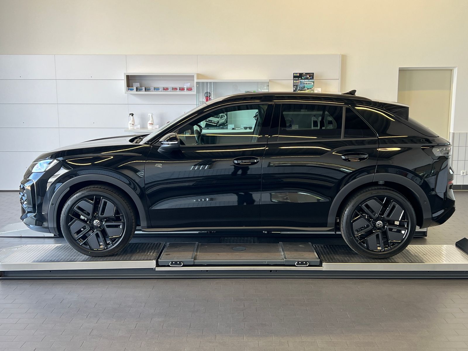 Fahrzeugabbildung Volkswagen T-Roc R-Line 1.5 eTSI DSG *BlackStyle,IQ-Light,N