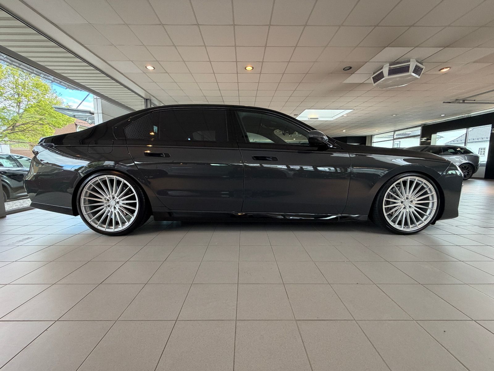 Fahrzeugabbildung BMW 740 d xDrive M Sport/CINEMA-TV/SKY LOUNGE/ICONIC