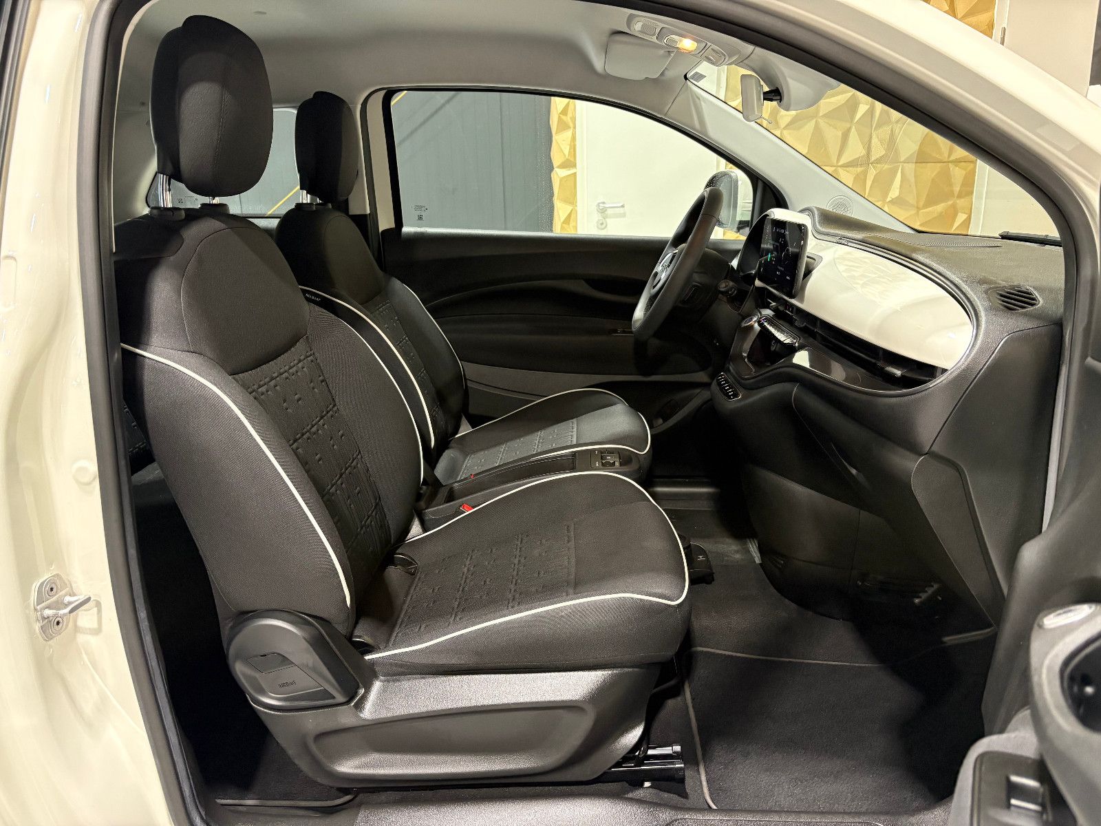 Fahrzeugabbildung Fiat 500e/Basis/TEMPOMAT/APPLE/KLIMA/SPURHALTEASSISTE