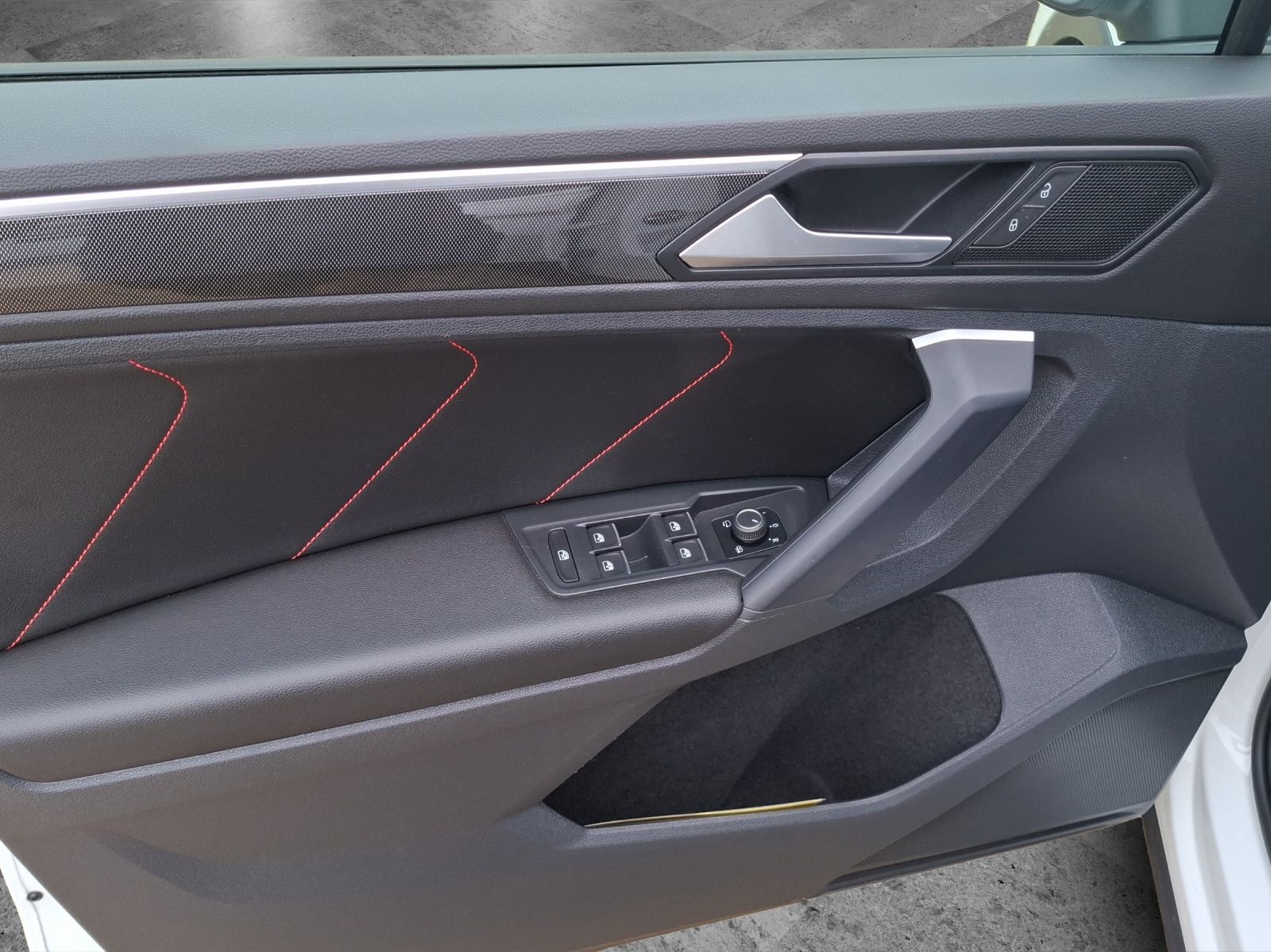 Fahrzeugabbildung Volkswagen Tiguan TDI Urban Sport DSG LED AHK Navi AID ACC