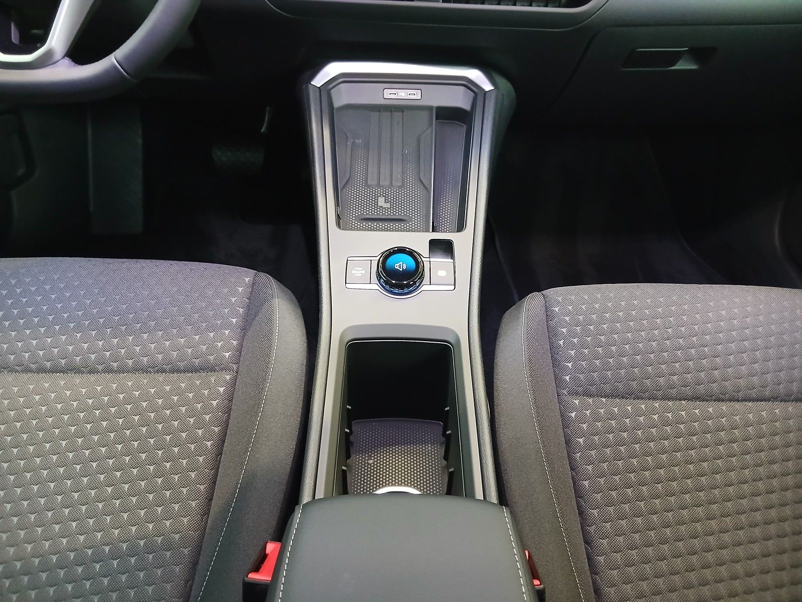 Fahrzeugabbildung Volkswagen T-Roc Life 1.5 eTSI DSG + ACC +LED+Navi +Keyless