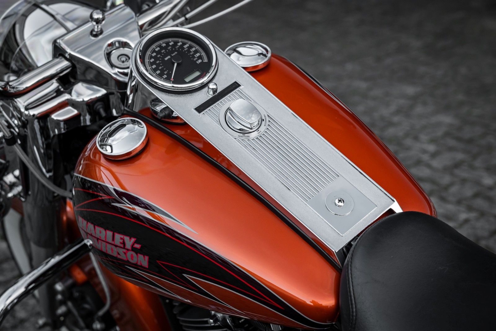 Fahrzeugabbildung Harley-Davidson FLHRC Road King Classic - BLACK BEAR - SELTEN