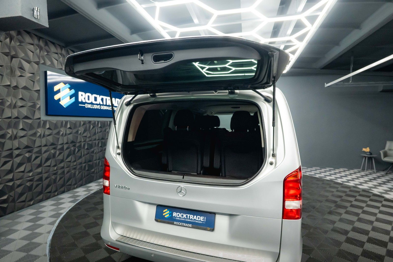 Fahrzeugabbildung Mercedes-Benz V 220 CDI EDITION Sport lang *ACC*DAB*6 Sitze*