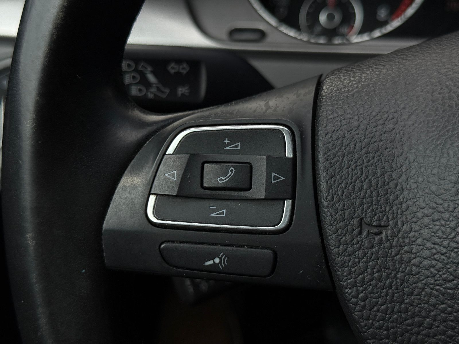 Fahrzeugabbildung Volkswagen Passat Variant Comfortline 1.8 TSI AHK GRA Navi