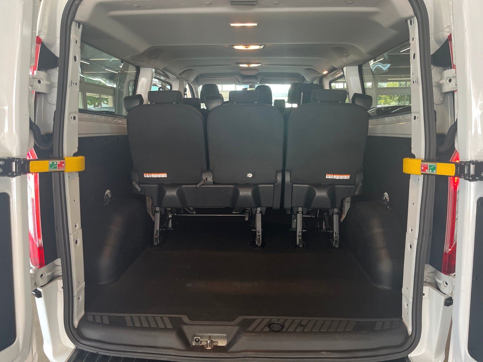 Fahrzeugabbildung Ford Transit Custom L2 TREND 9-Sitzer Klima CAM STDHZ