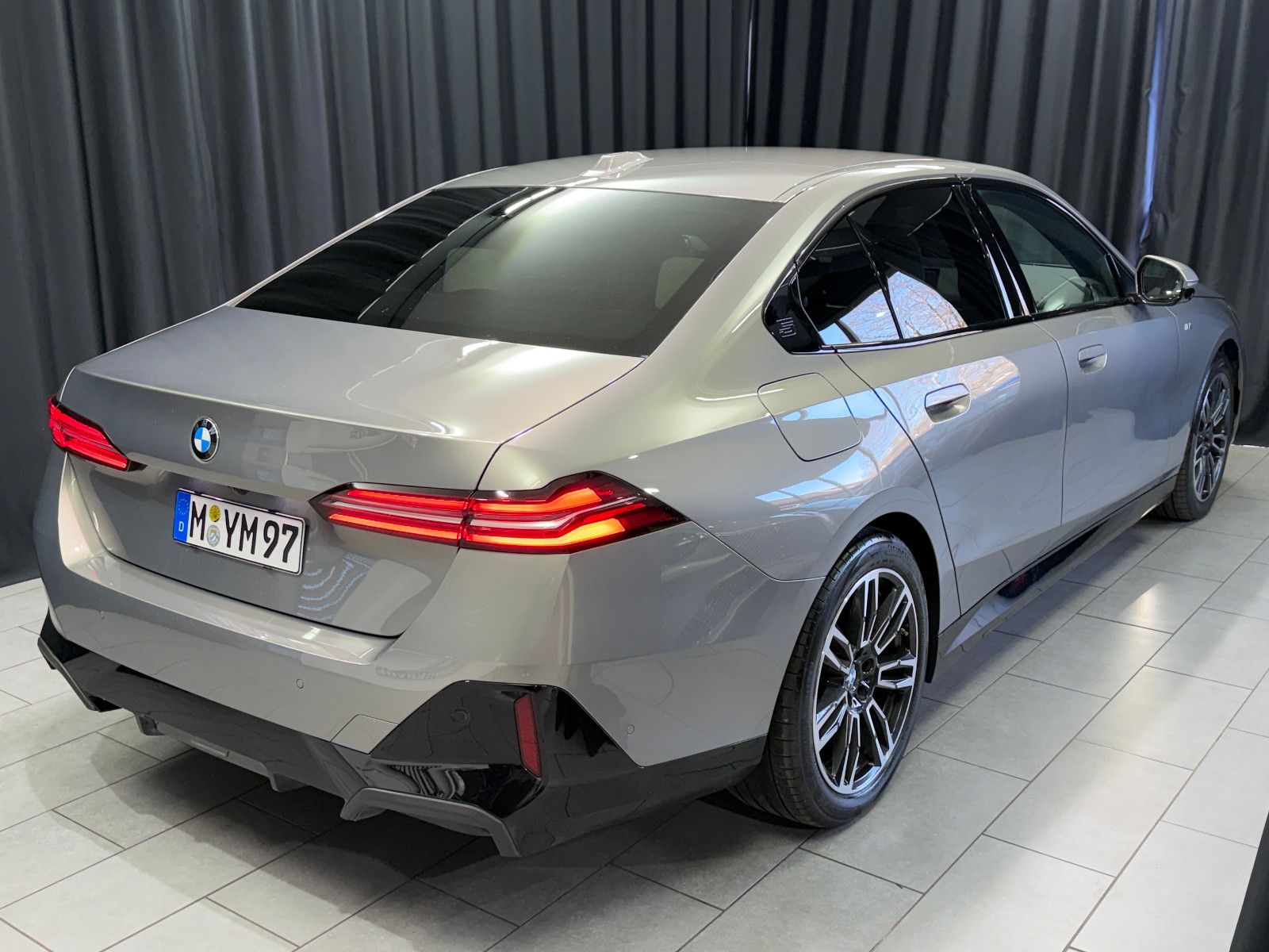 Fahrzeugabbildung BMW 520 d Limousine M Sport|H&K|HuD|Garantie