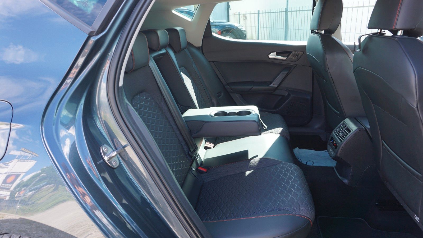 Fahrzeugabbildung SEAT Leon FR, SEAT Garantie, Navi, Sportfahrwerk, LED