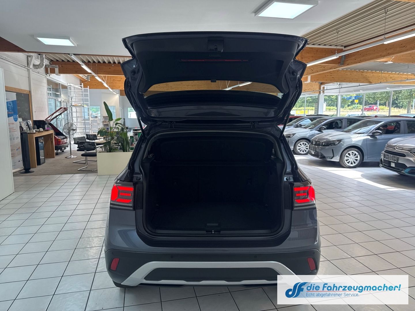 Fahrzeugabbildung Volkswagen T-Cross 1.0 TSI 85 kW Life Digitales Cockpit LED