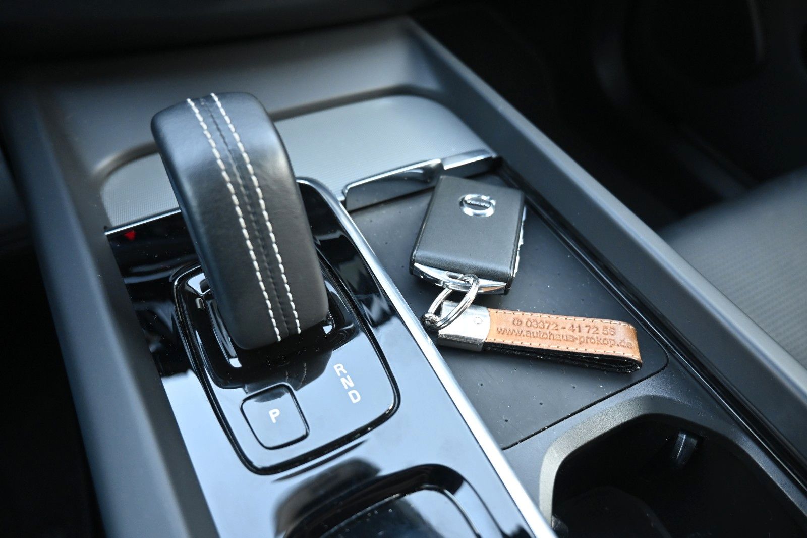 Fahrzeugabbildung Volvo XC60 T8 R-Design PHEV* AWD*AHK*NAV*ACC*PANO*
