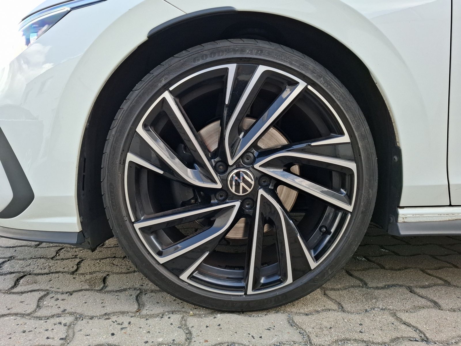 Fahrzeugabbildung Volkswagen Golf VIII GTD LEDplus Navi AID ACC PDC SH 19"