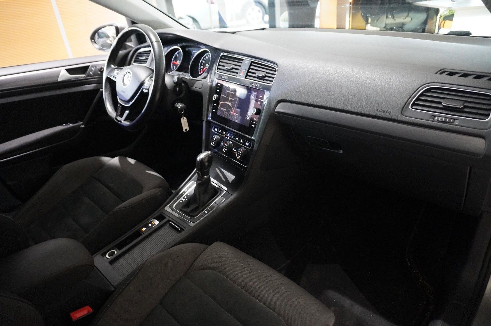 Fahrzeugabbildung Volkswagen Golf VII VARI. 1.6 TDI COMOFRT. DSG NAVI/LED/SHZ