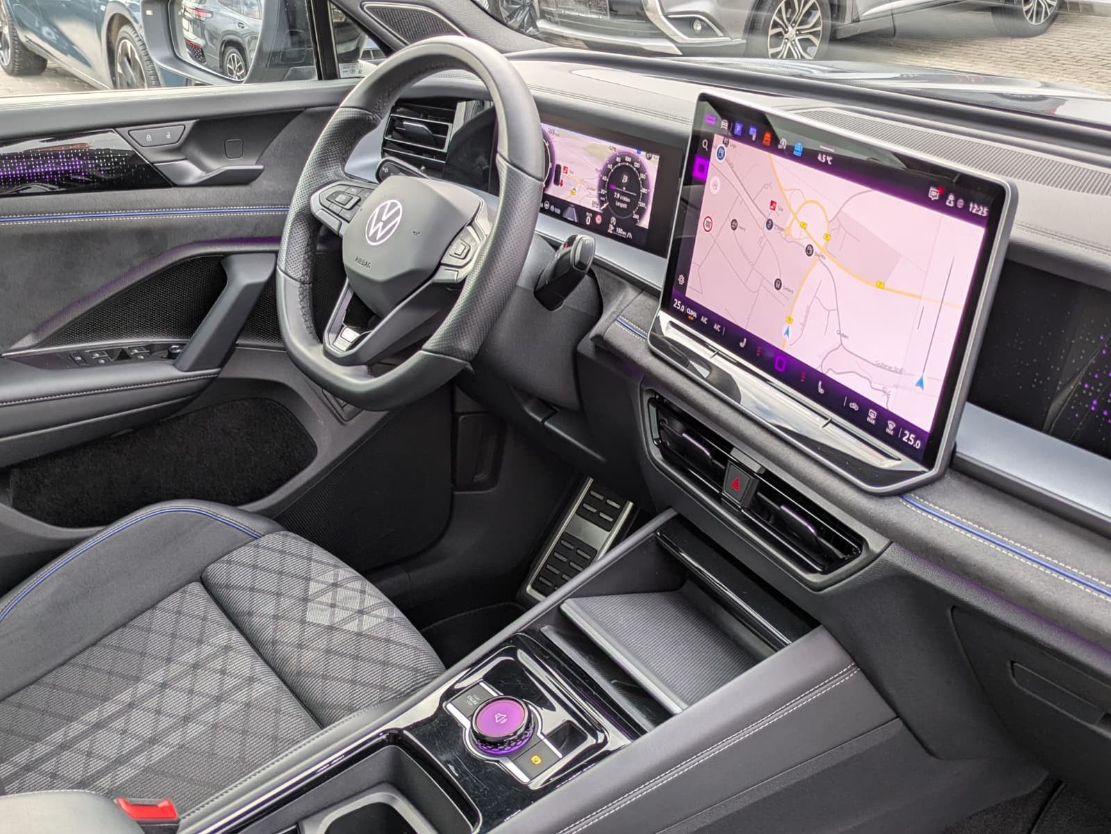 Fahrzeugabbildung Volkswagen Tayron 2.0 TDI 4M R-Line BLACK*7Si*MATRIX*PANO