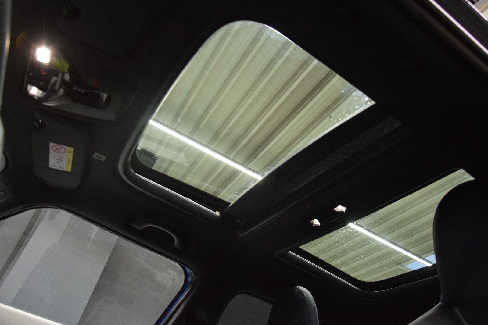 Fahrzeugabbildung MINI Cooper C Favoured Trim 5-Türen Paket-L Pano h/k