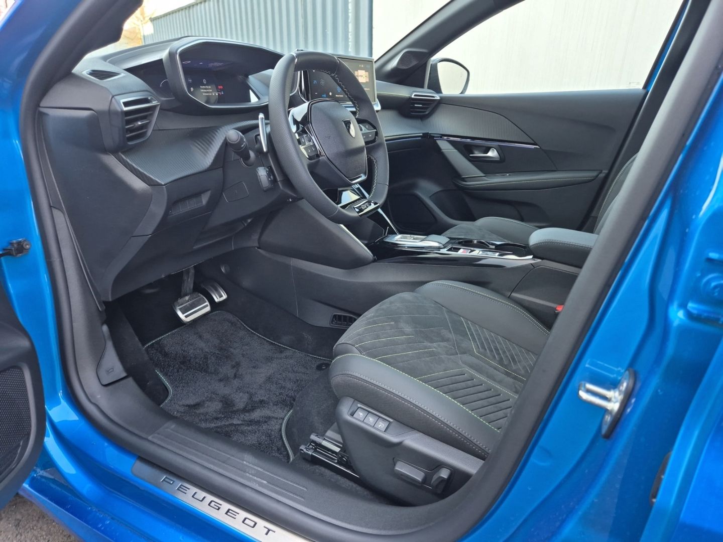 Fahrzeugabbildung Peugeot 208 Hybrid 1.2 GT 136 e-DSC6 Panorama Navi ACC