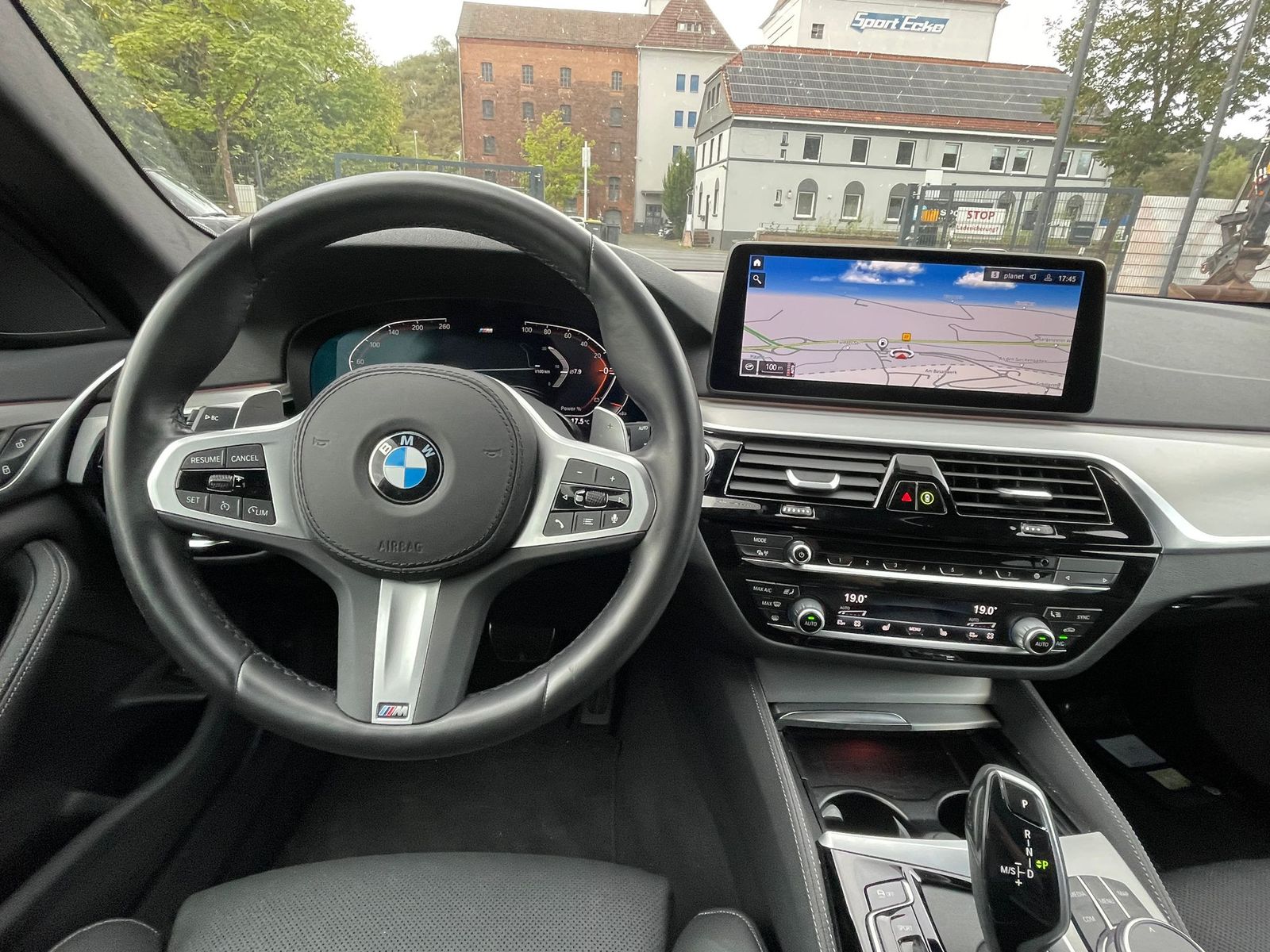 Fahrzeugabbildung BMW 520 i M Sport LASER/360°/HuD/LEDER/CARPLAY