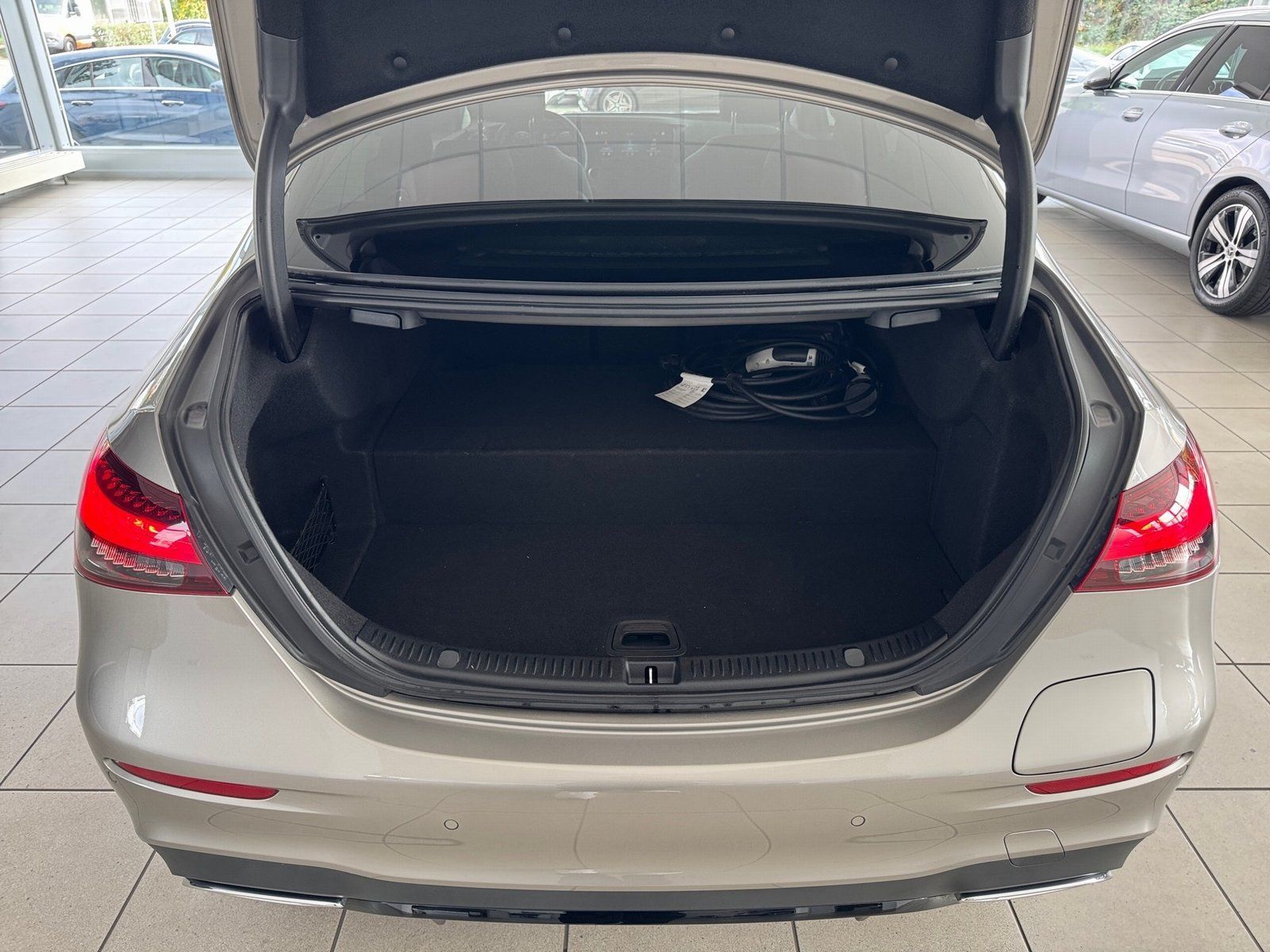 Fahrzeugabbildung Mercedes-Benz E 300 de AMG 4M*Distronic*AirBody*Burmester*LED*