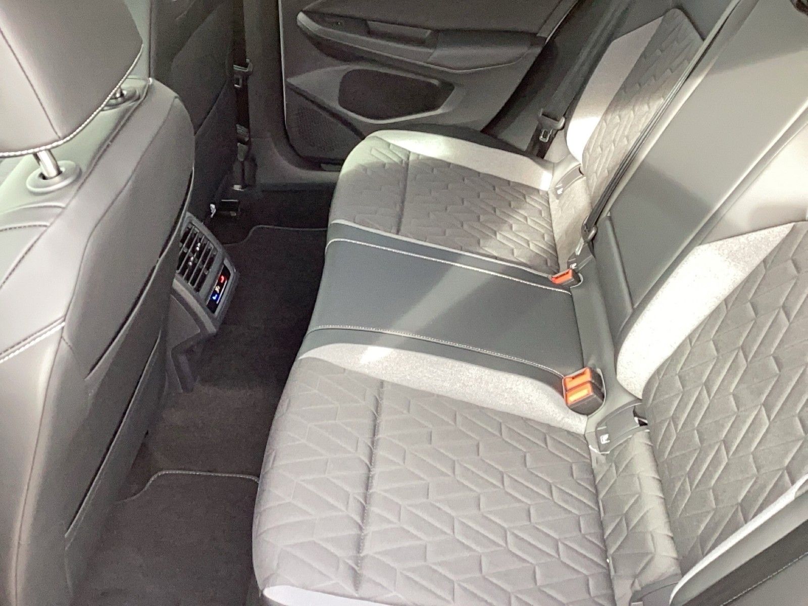 Fahrzeugabbildung Volkswagen Golf VIII TDI Energy LEDplus Navi AID ACC RFK SH