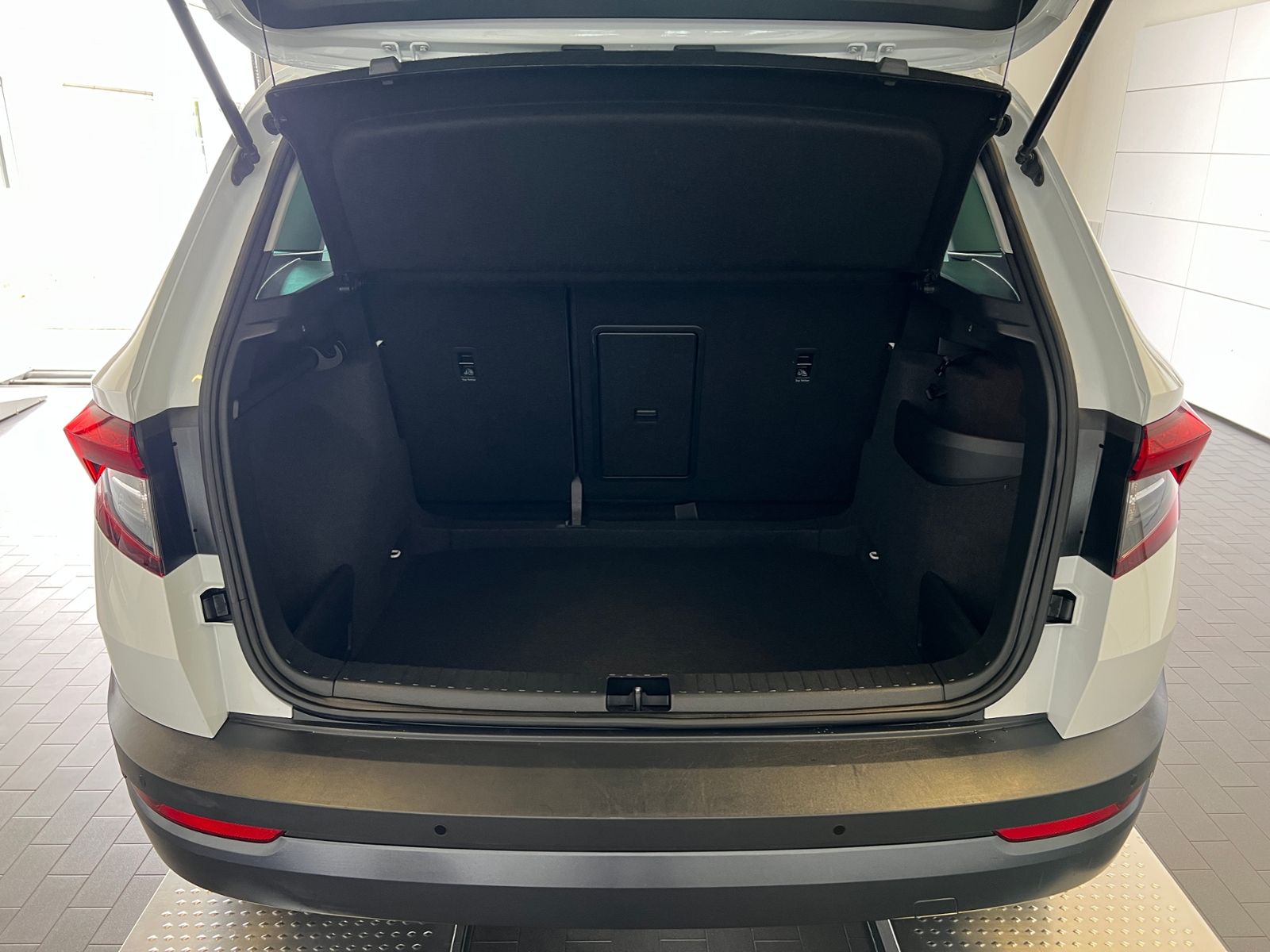Fahrzeugabbildung SKODA Karoq Ambition 1.5 TSI *AHK, SmartLink, Kamera,