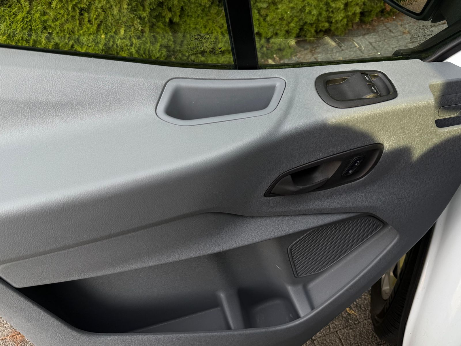 Fahrzeugabbildung Ford Transit 2.0TDCi 350 L3H3 9-Sitz+ROLLSTUHLRAMPE+