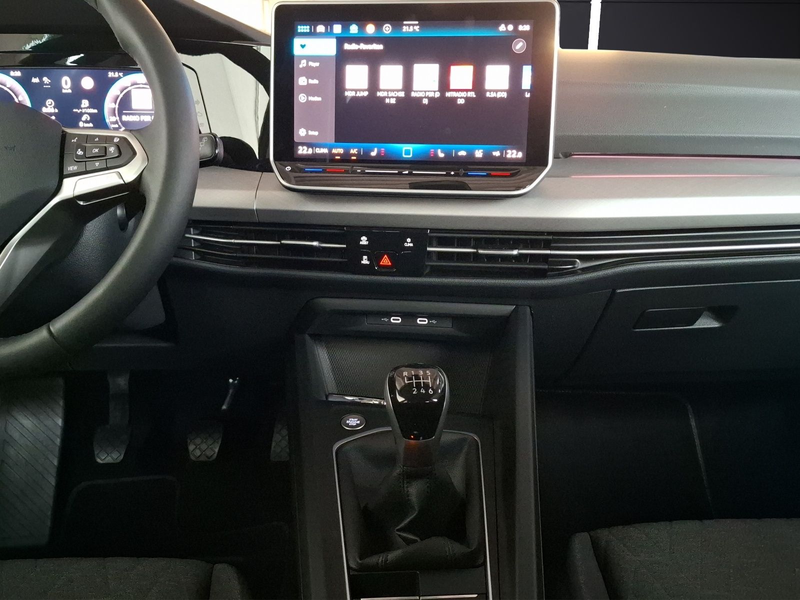 Fahrzeugabbildung Volkswagen Golf VIII TSI Life LED CarPlay AID ACC RFK SHZ