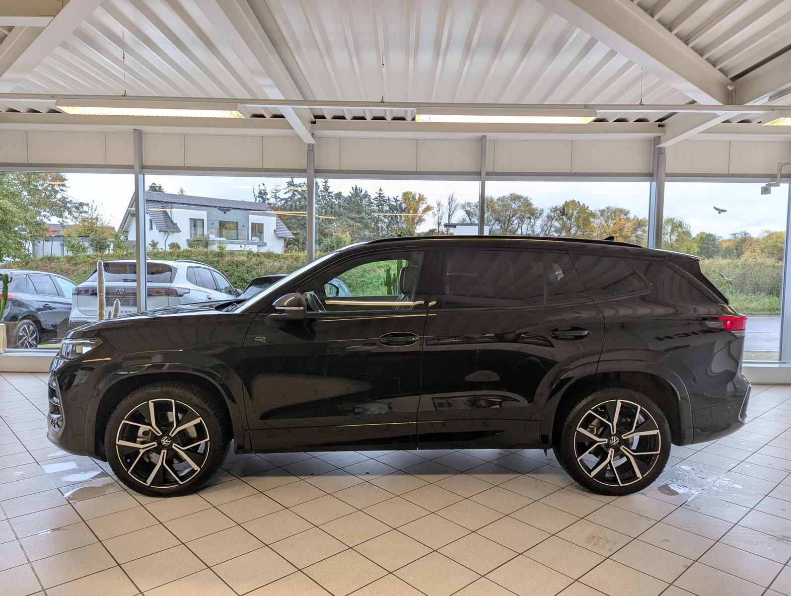 VW Tayron 2.0 R-Line Leder Launch Pano Black AHK 20 - Image 4