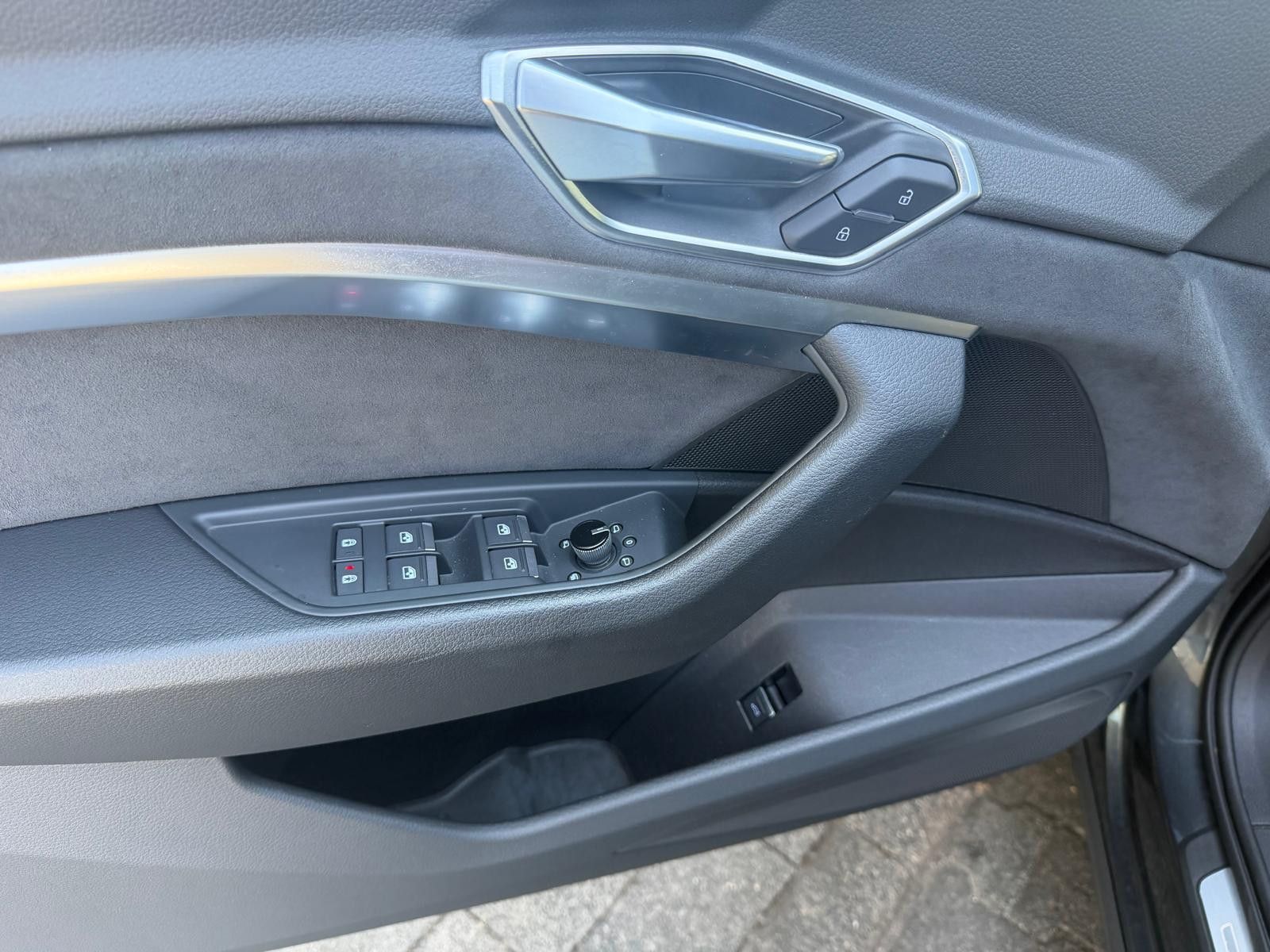 Fahrzeugabbildung Audi e-tron 55 QUATT 2X S LINE LUFT+LED+SHZ+NAVI+AHK+
