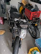 Hyosung GT 125 R + Ersatzteilträger + viele Teil - HYOSUNG GT 125