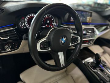 Fahrzeugabbildung BMW 530d Tour Sport Line HI-FI Pano M Sportfahrwerk