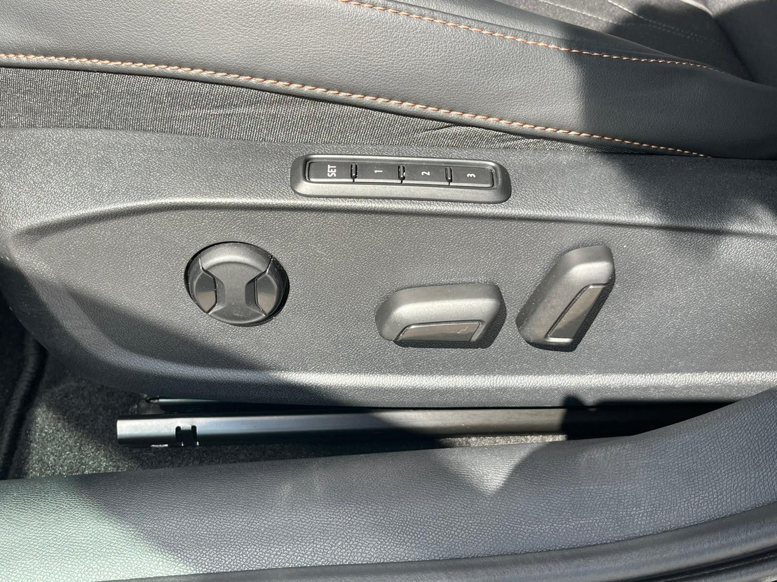 Fahrzeugabbildung CUPRA Leon 1.5 TSI LED*NAVI*APP*SHZ*KAMERA*ACC*MEMORY
