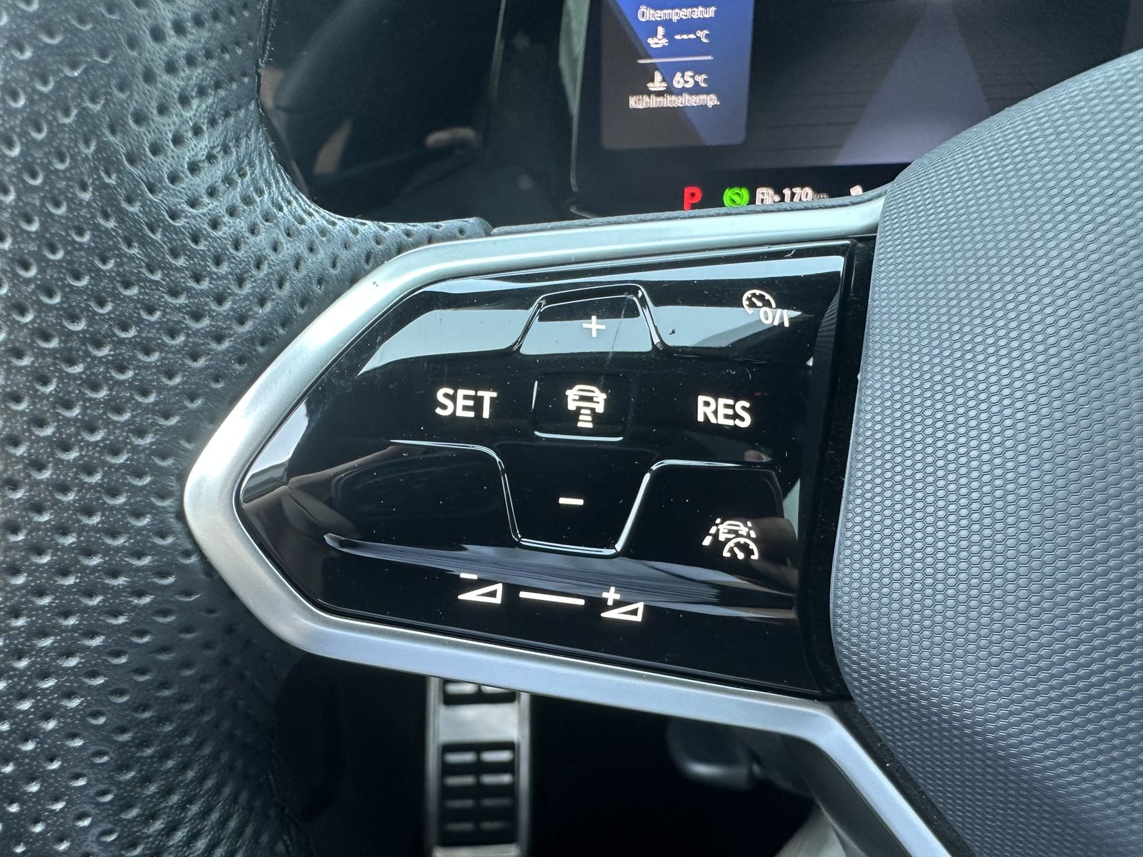 Fahrzeugabbildung Volkswagen Golf Variant 2.0 TDI DSG R-Line NAV+LED+PANO+ACC