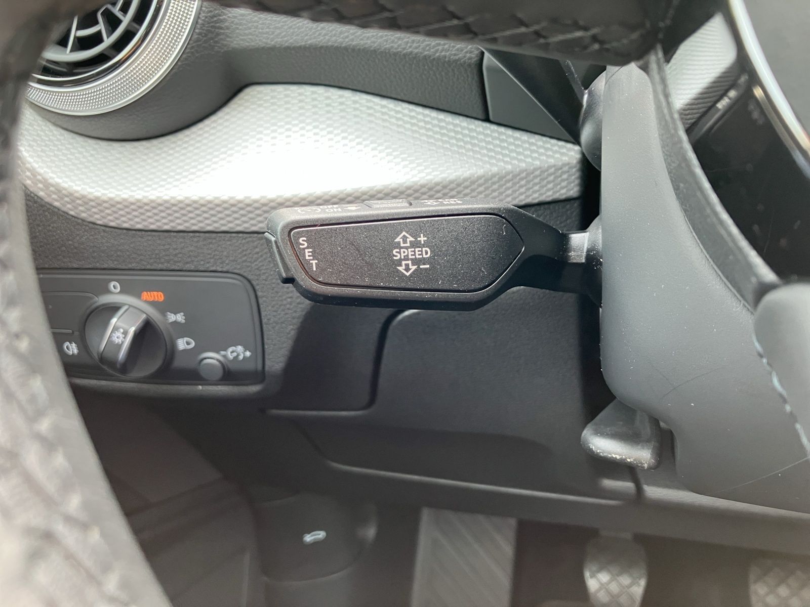 Fahrzeugabbildung Audi Q2 35 TFSI advanced LED ACC AVC RFK SH