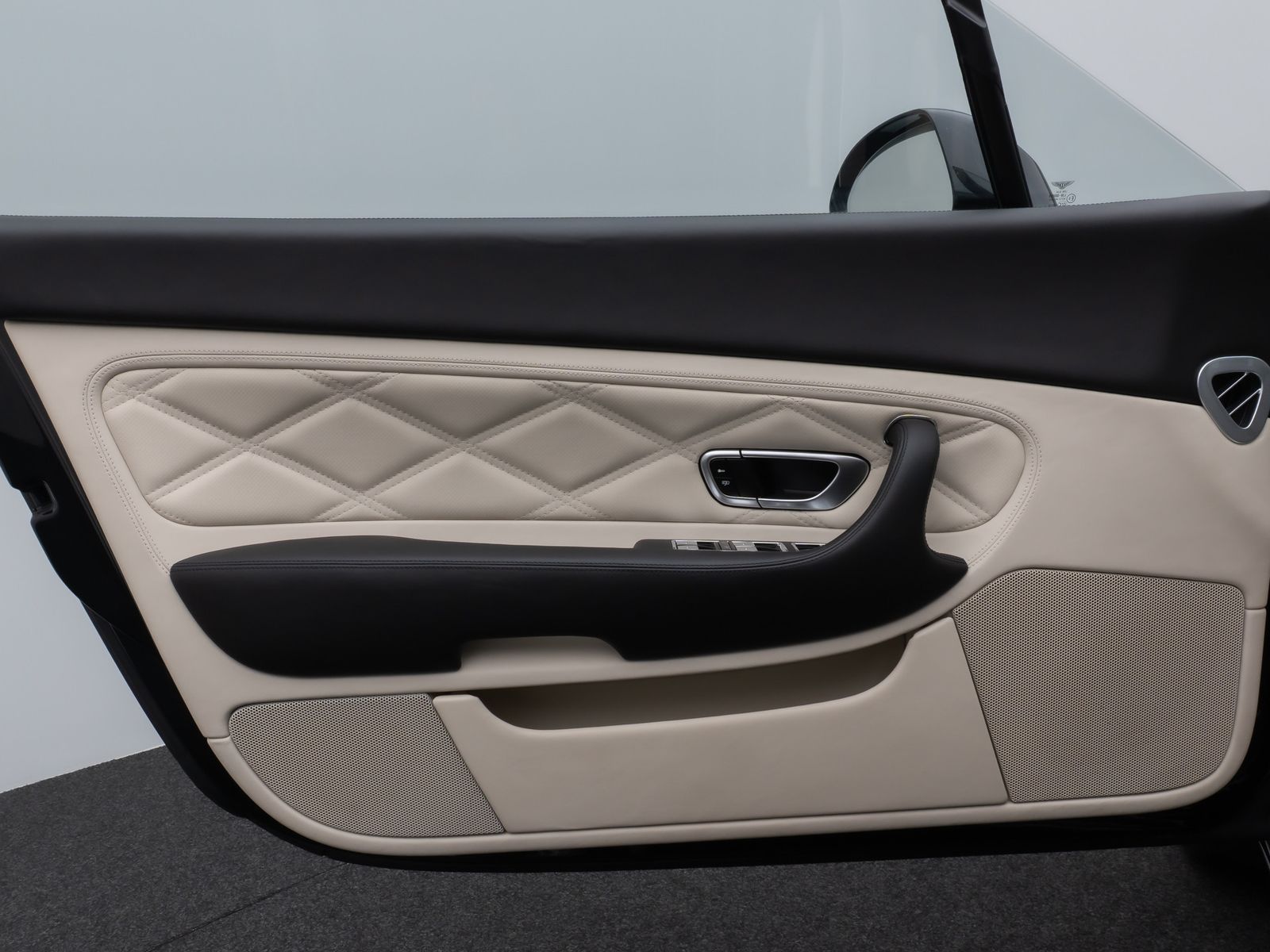 Fahrzeugabbildung Bentley Continental GTC MANSORY Speed Massage VOLL