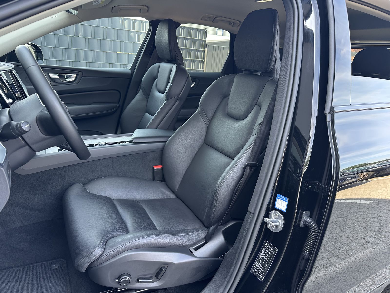 Fahrzeugabbildung Volvo XC60 B4 D Plus Dark NAV+MATRIX+ACC+21ZOLL+ALARM