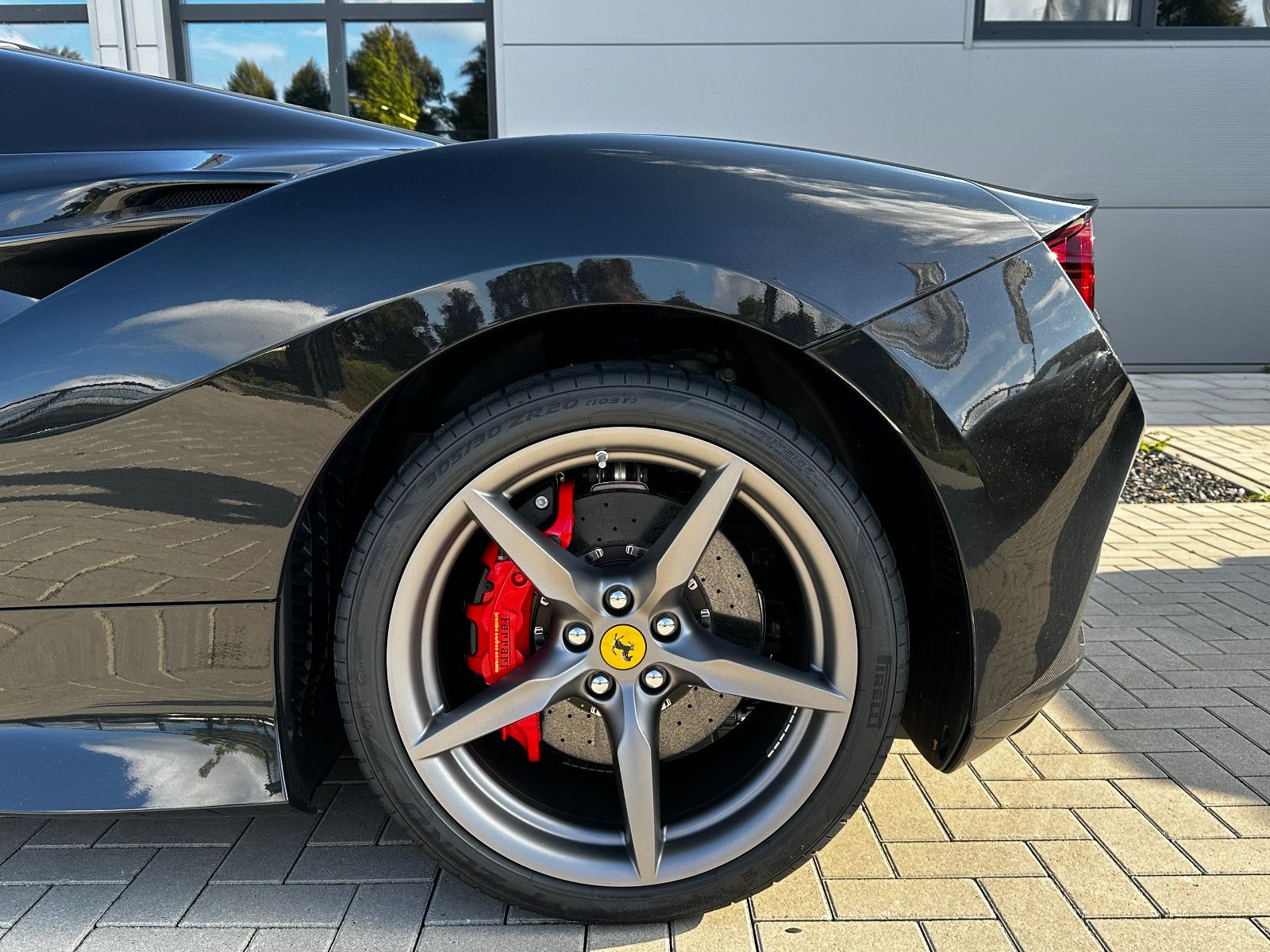 Fahrzeugabbildung Ferrari F8 Spider-Carbon-Lift-JBL-Kamera-AFS-ADAS