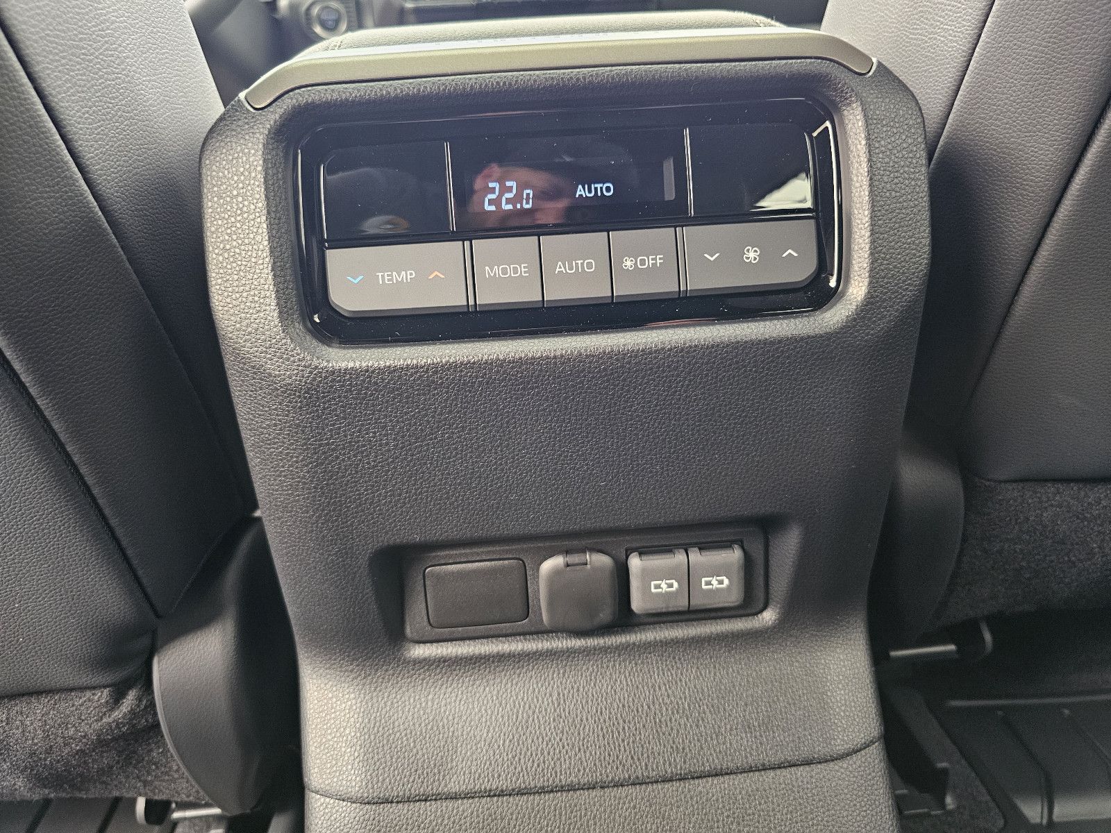 Fahrzeugabbildung Toyota Land Cruiser Premium Hybrid T1 72.000EUR! Stock!
