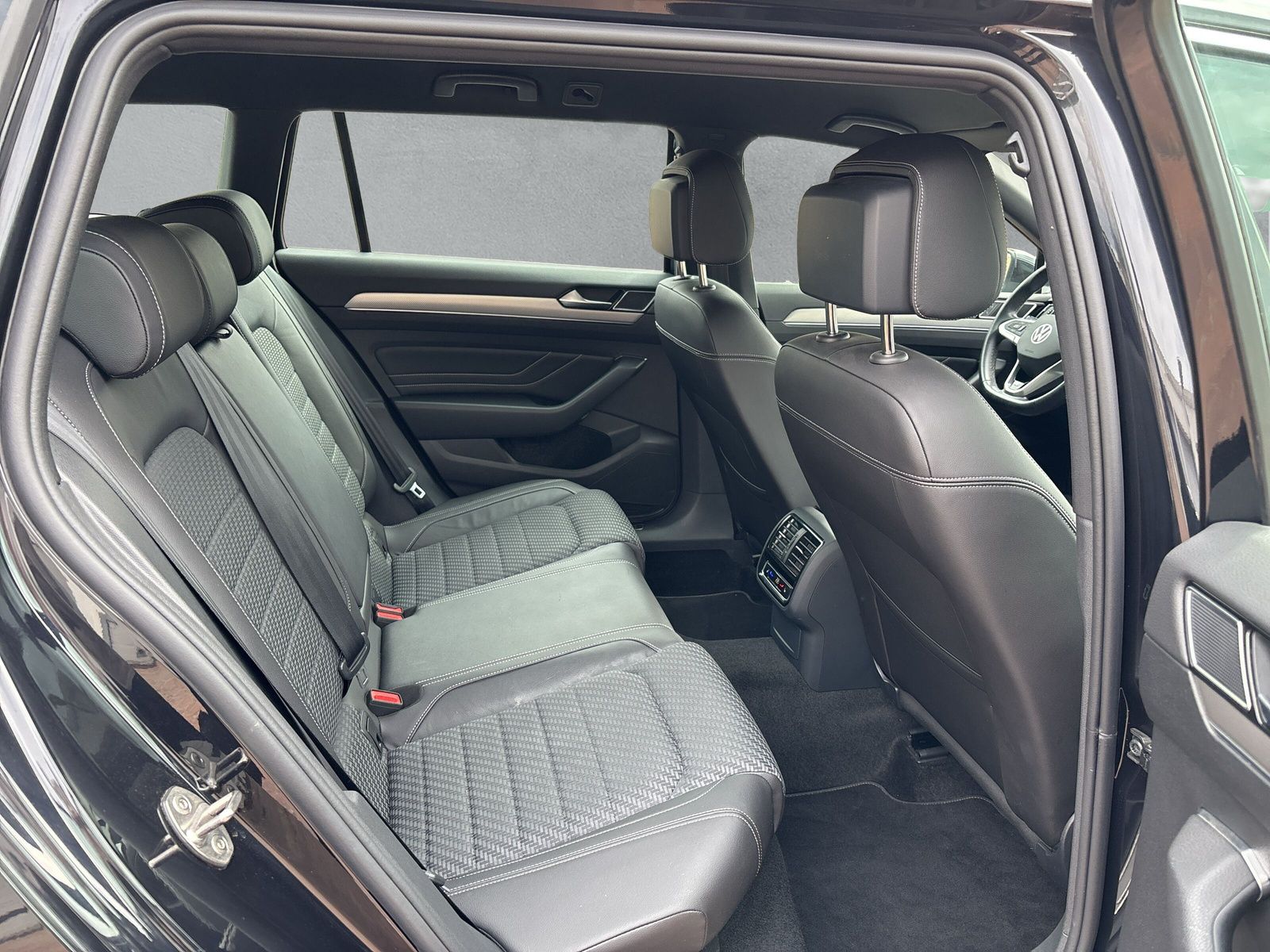 Fahrzeugabbildung Volkswagen Passat Variant Business 2.0 TSI DSG AHK App-Conn