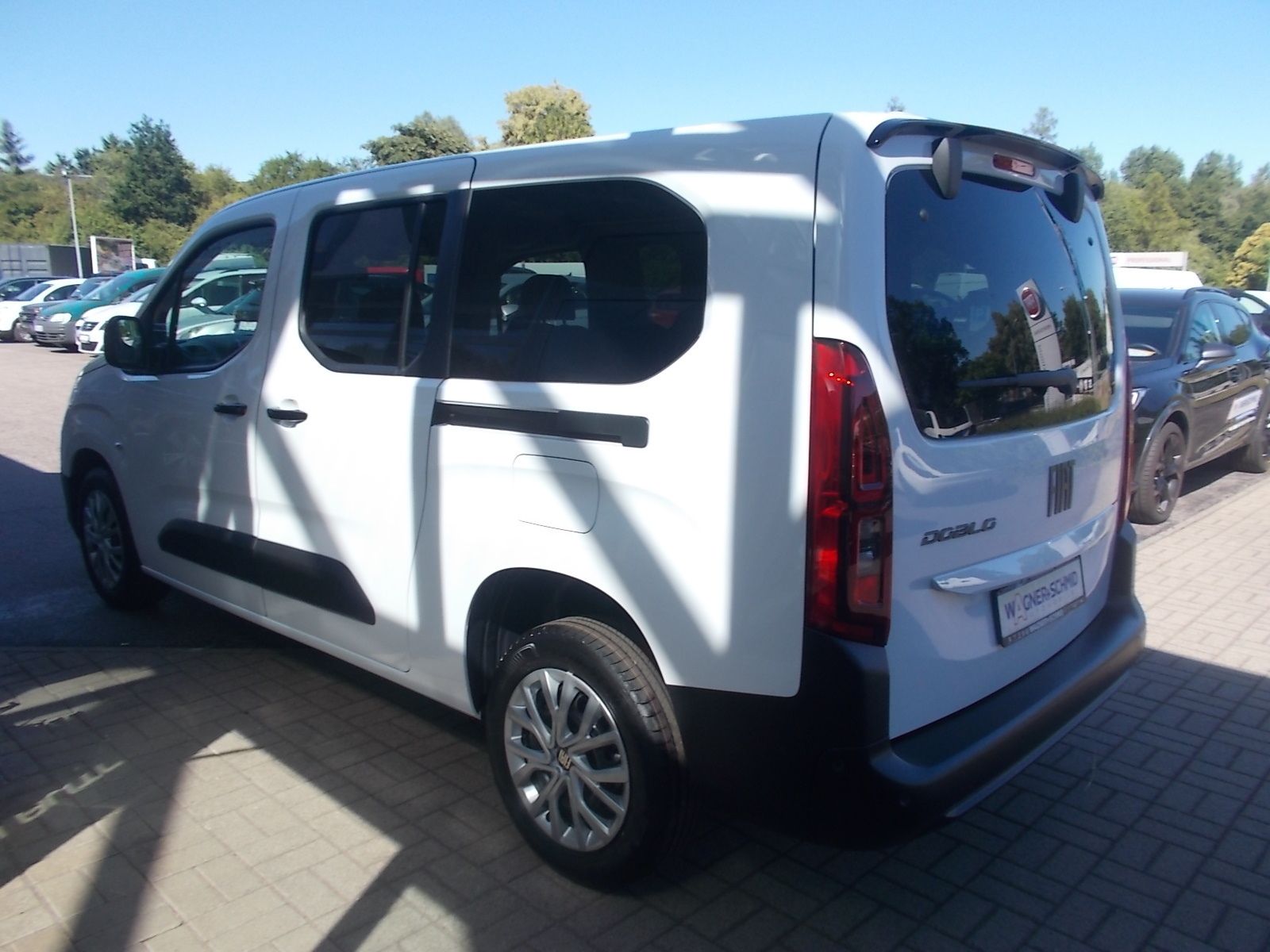 Fahrzeugabbildung Fiat Doblo Kombi 1.5 HDi 130 PS 7 Sitzer + Automatik